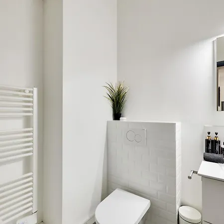 Renovated Design In Montparnasse