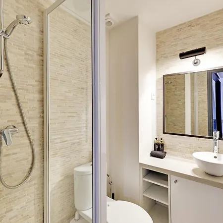 Renovated Design In Montparnasse Parigi