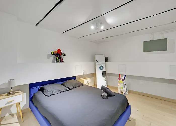 Daire Renovated Design In Montparnasse Paris